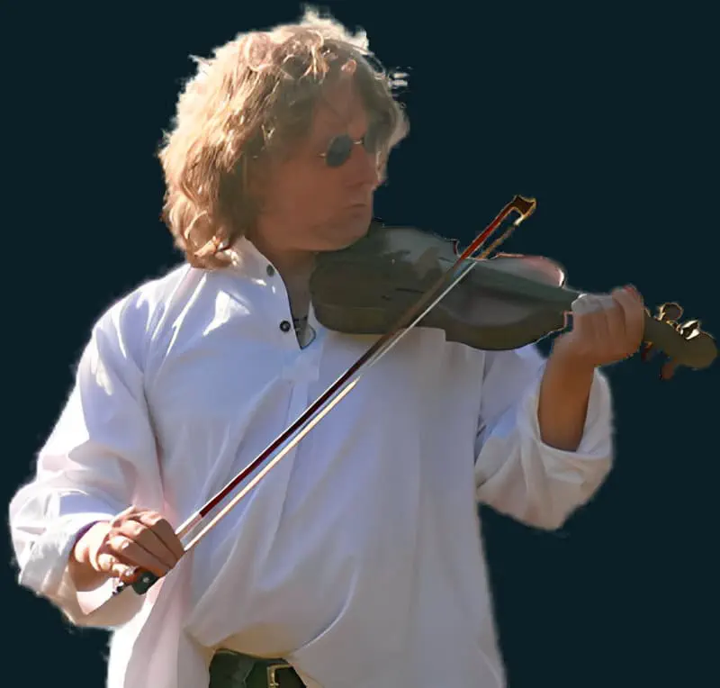Auf diesem Bild ist zu sehen wie Stephan "Borky" Bork Violine spielt